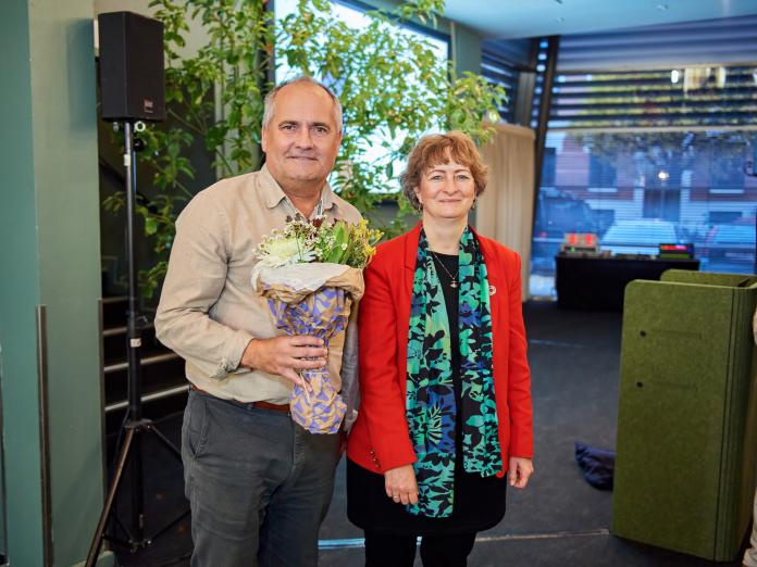 Hans Andersen, Head of Sustainability i DEAS og teknik-og miljøborgmester Line Barfod ved prisuddelingen af Årets Energispringer 2023.