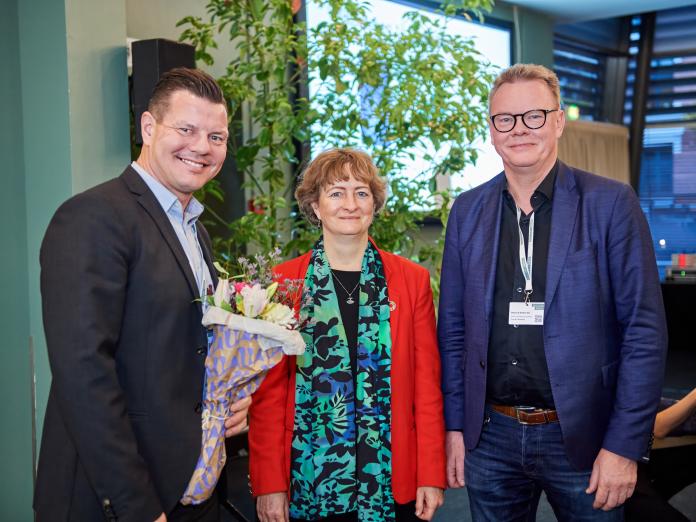 Janek Gram, Center Manager på Field’s og Thomas Petersson, Technical CSR- manager i Steen & Strøm med teknik-og miljøborgmester Line Barfod ved prisuddelingen af Årets Energispringer 2023.