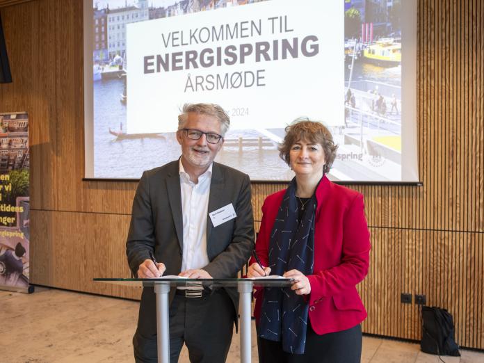 Nye partnere underskriver partnerskabsaftale med Teknik- og miljøborgmesteren. Her BL´s administrerende direktør, Bent Madsen og teknik- og miljøborgmester Line Barfod.